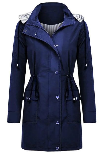 Veste imperméable femme portée avec la capuche relevée