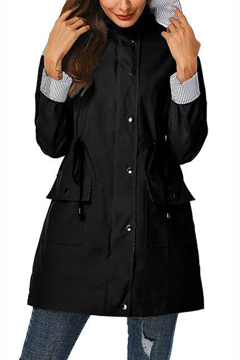 Veste imperméable portée ouverte, longueur hanche
