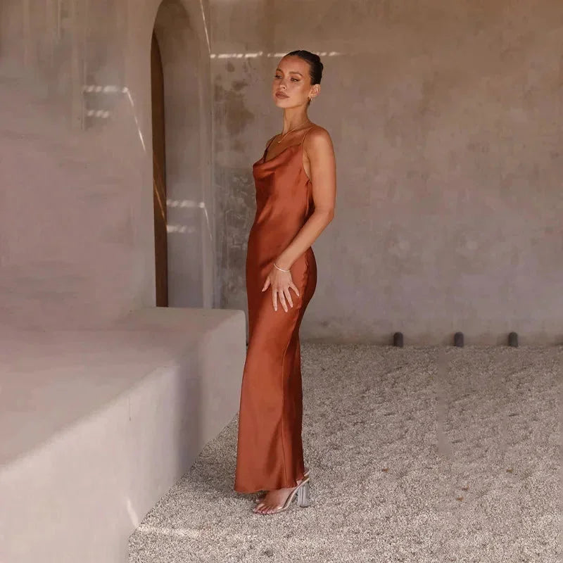 Mélusine | Robe Longue Satinée Col Bénitier