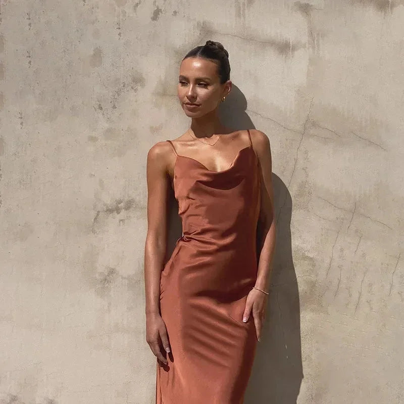 Mélusine | Robe Longue Satinée Col Bénitier