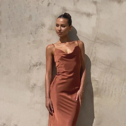 Mélusine | Robe Longue Satinée Col Bénitier