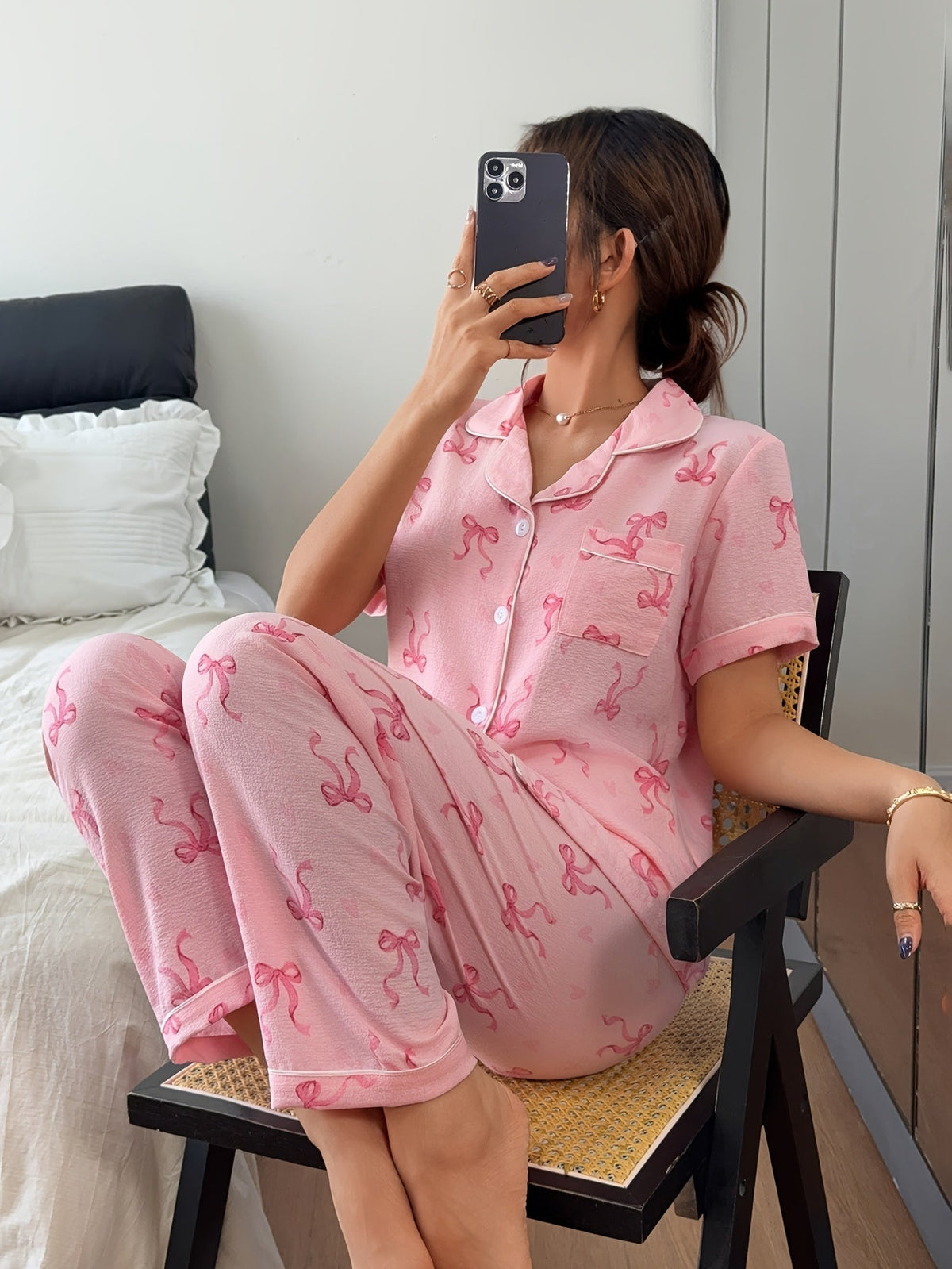Détail du col cranté et du boutonnage du pyjama
