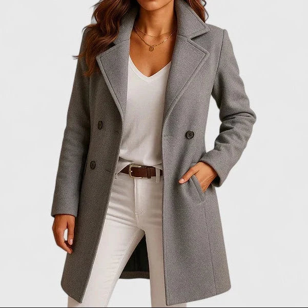 Manteau long croisé porté de dos, ligne verticale jusqu'au mollet
