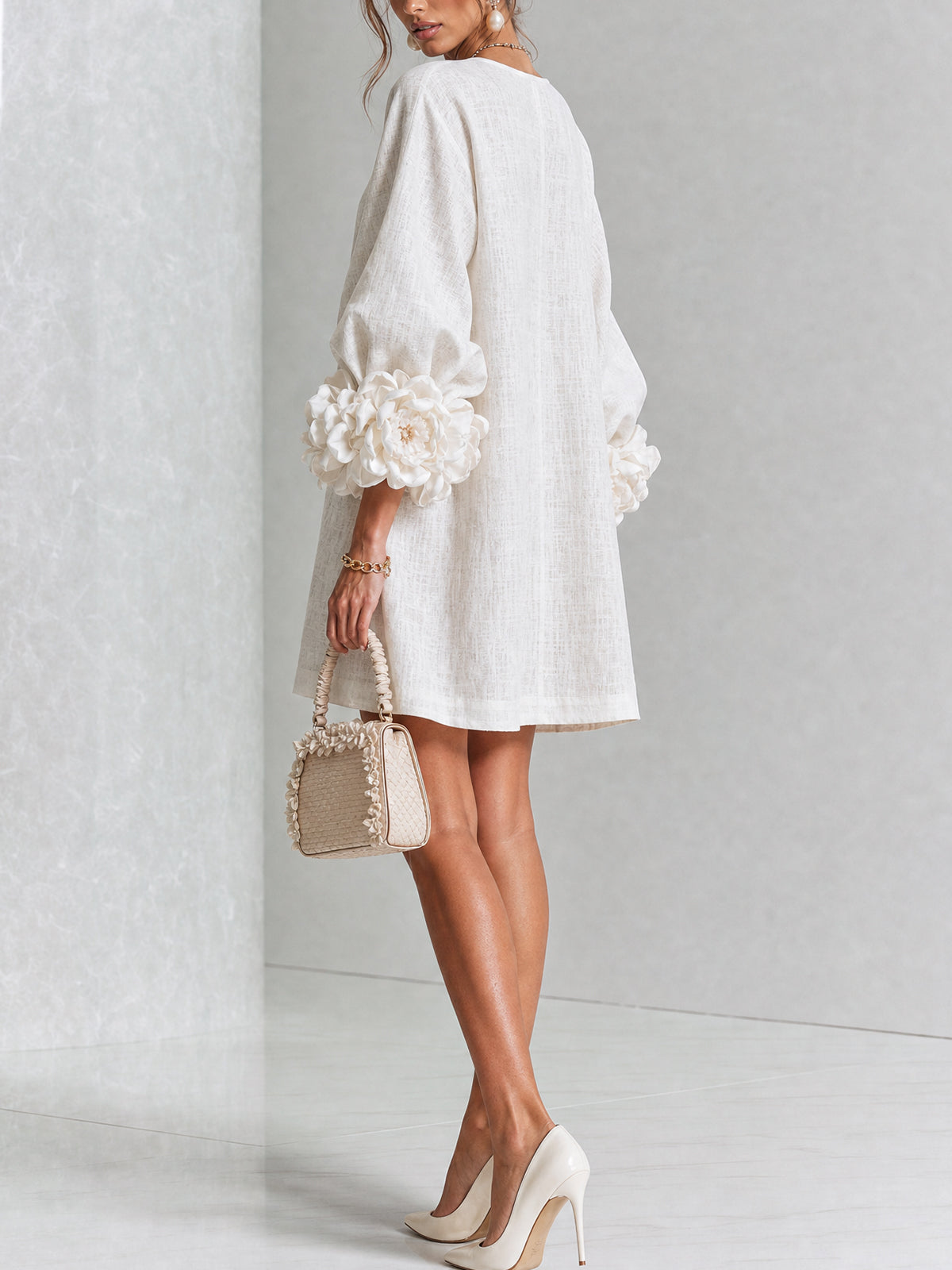 Robe courte fleurie posée à plat