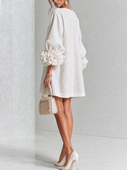 Robe courte fleurie posée à plat