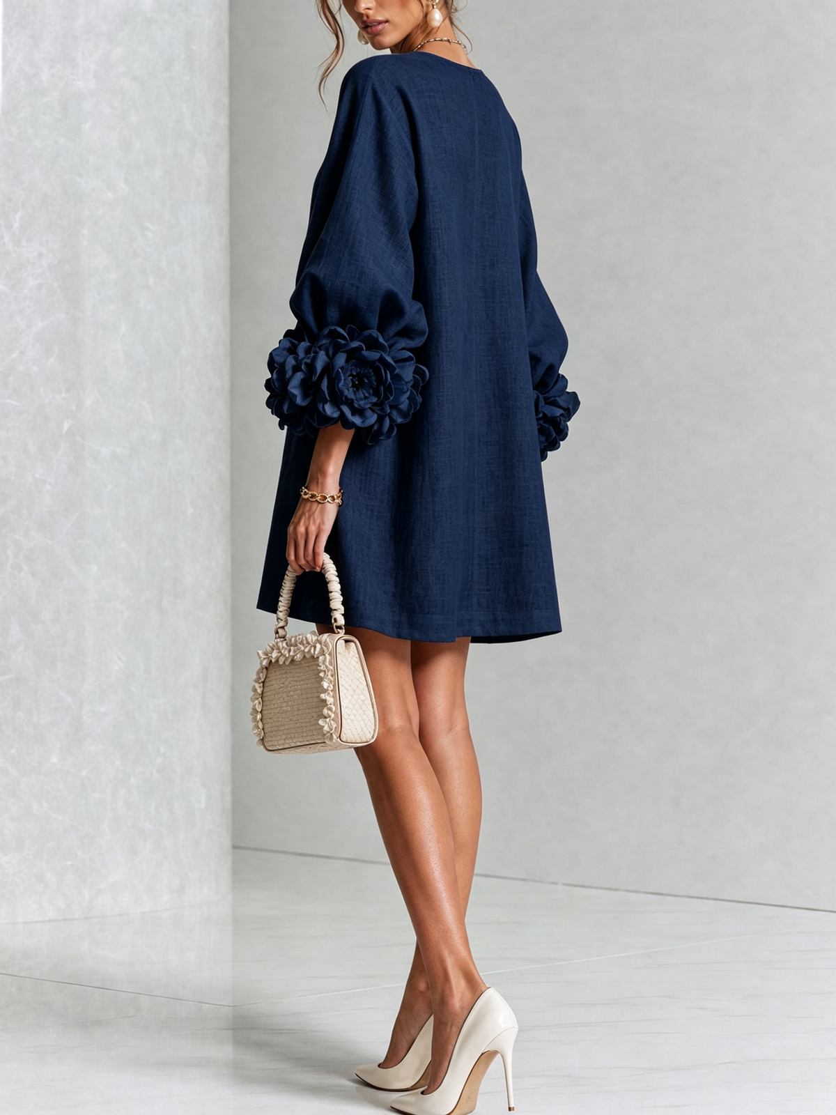 Robe courte fleurie bleu marine, détail du buste