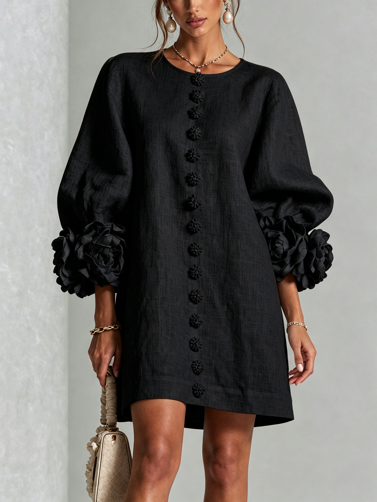 Robe courte fleurie noire portée de face