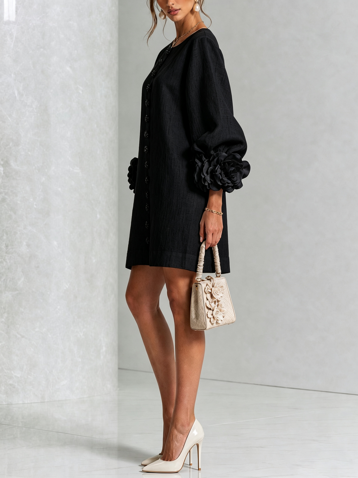 Robe courte fleurie noire, détail du boutonnage