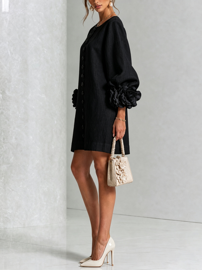 Robe courte fleurie noire, détail du boutonnage