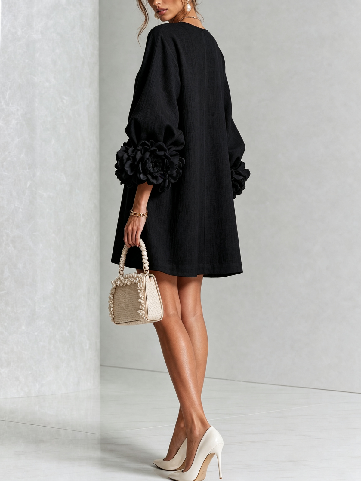 Robe courte fleurie noire vue de dos