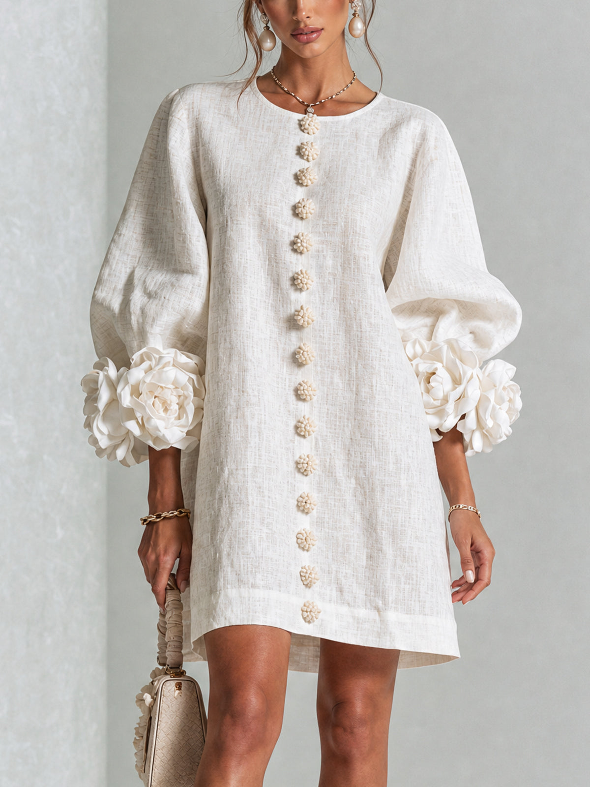 Robe courte fleurie portée de face