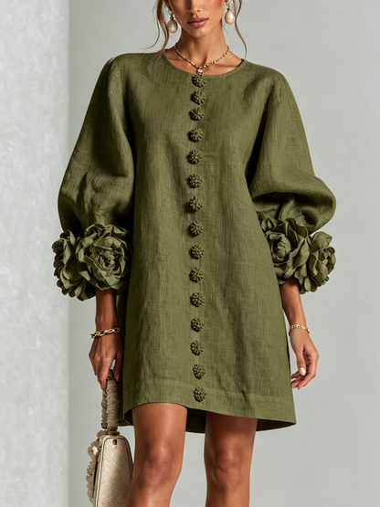 Robe courte fleurie, vue de trois quarts