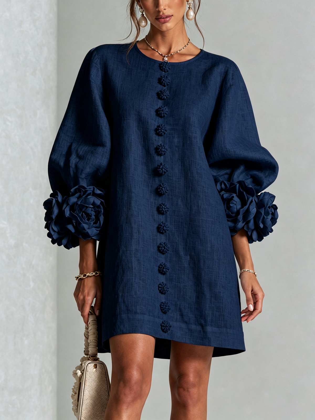 Robe courte fleurie en bleu marine, vue de face
