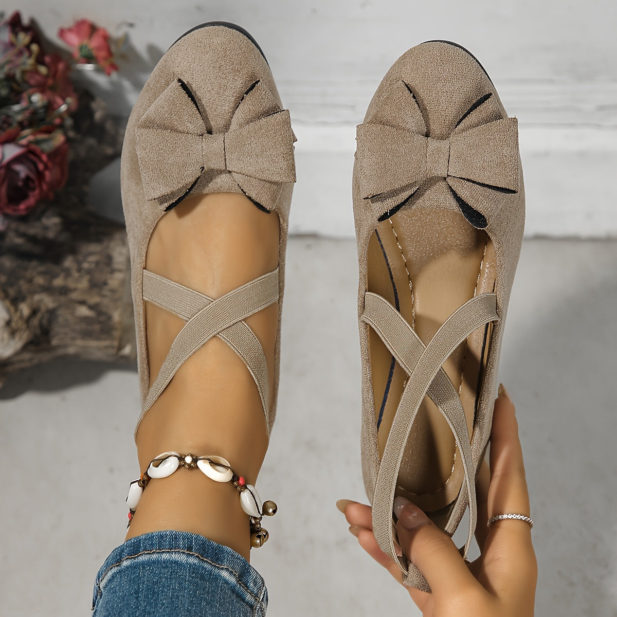 Ballerines plates en velours à brides élastiques croisées