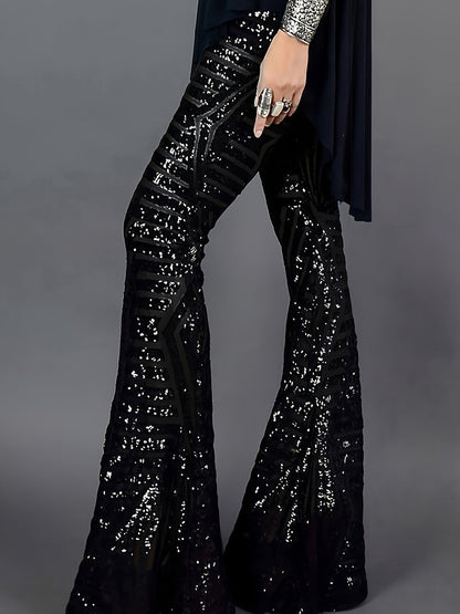 Détail des sequins et des rayures géométriques du pantalon